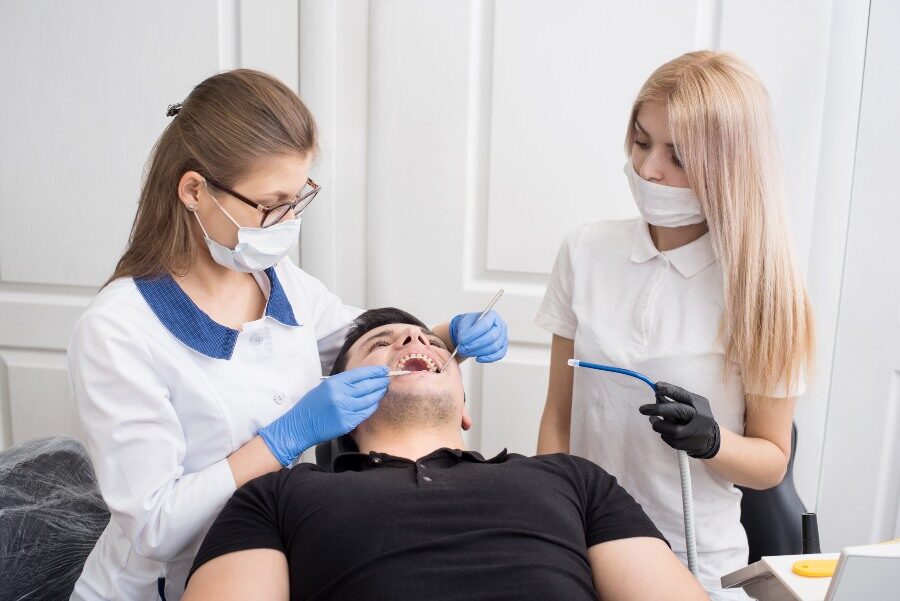 Implantologia dentale Milano: ecco a chi rivolgersi